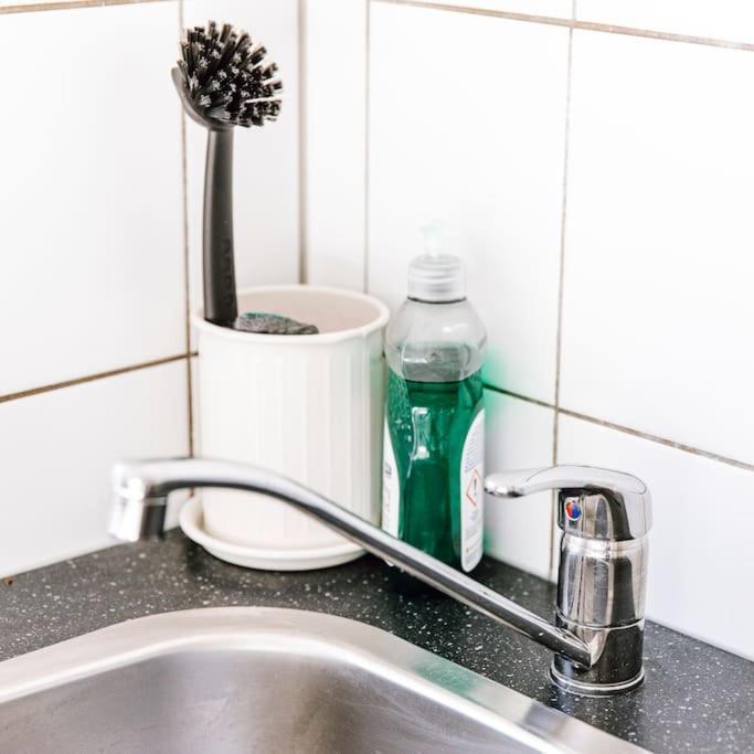 Komplett Neu: 2-Zi Zentral Im Altbau. 24H-Checkin Kiel Exteriér fotografie